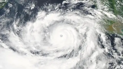 Imagen del ciclón Phailin Imagen del ciclón Phailin