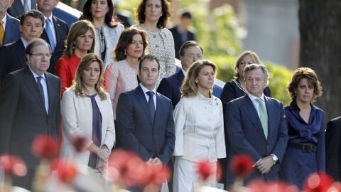 Mar&iacute;a Dolores de Cospedal junto a otros cargos durante el desfile del D&iacute;a de la Fiesta Nacional