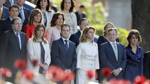 María Dolores de Cospedal junto a otros cargos durante el desfile del Día de la Fiesta Nacional María Dolores de Cospedal junto a otros cargos durante el desfile del Día de la Fiesta Nacional