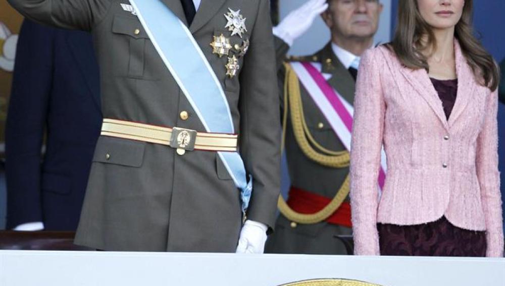 El Príncipe y doña Letizia en el desfile de las Fuerzas Armadas