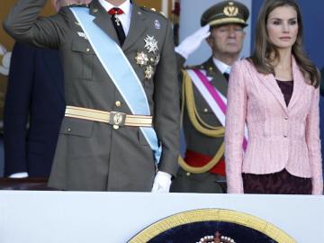 El Príncipe y doña Letizia en el desfile de las Fuerzas Armadas