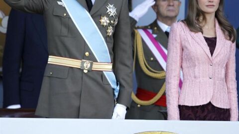 El Pr&iacute;ncipe y do&ntilde;a Letizia en el desfile de las Fuerzas Armadas