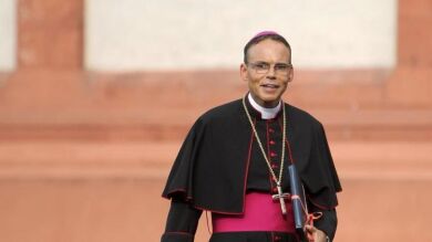 Obispo alemán acusado de despilfarro se enmienda y viaja en 