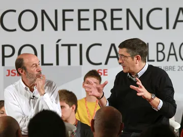 Rubalcaba acusa al Gobierno de ser "torpe, insensible y mentiroso" Rubalcaba acusa al Gobierno de ser "torpe, insensible y mentiroso"