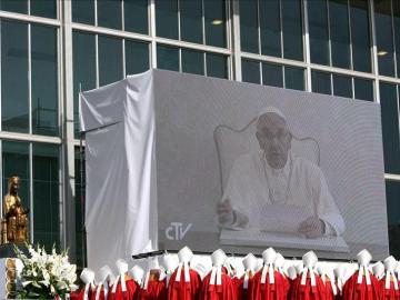 El Pontífice pidió que su "valiente testimonio" y "su intercesión" sirva para liberar al mundo de la violencia