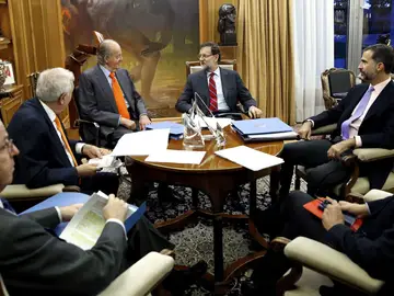 El Rey junto a Rajoy y el Príncipe, en La Zarzuela El Rey junto a Rajoy y el Príncipe, en La Zarzuela