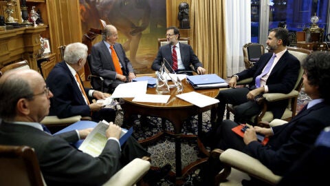 El Rey junto a Rajoy y el Pr&iacute;ncipe, en La Zarzuela
