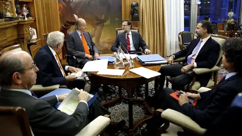 El Rey junto a Rajoy y el Príncipe, en La Zarzuela El Rey junto a Rajoy y el Príncipe, en La Zarzuela