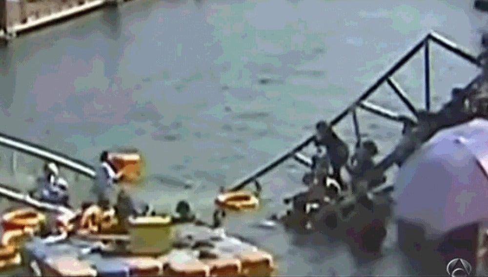 Un puente peatonal se derrumba en China
