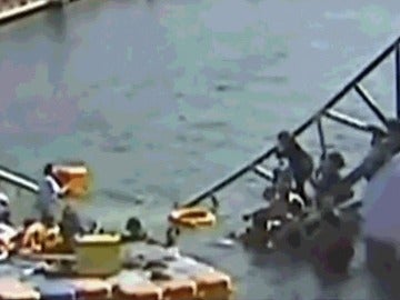 Un puente peatonal se derrumba en China Un puente peatonal se derrumba en China