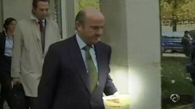 De Guindos presume de croquetas españolas en Luxemburgo