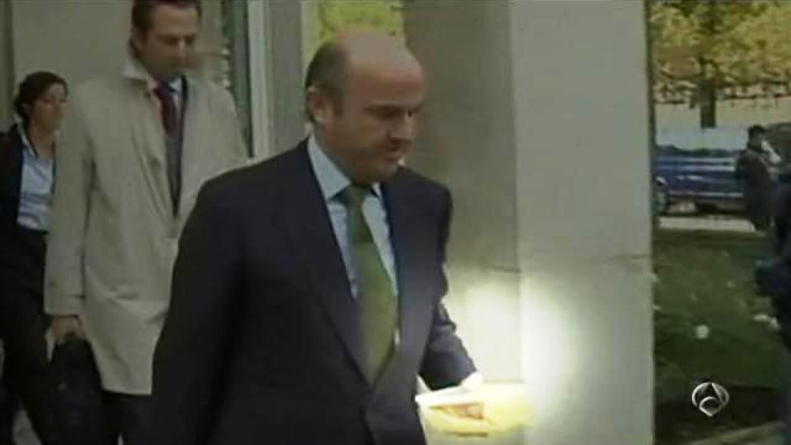 De Guindos presume de croquetas españolas en Luxemburgo