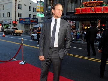 Charlie Hunnam sobre la alfombra roja