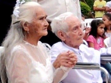 Un hombre de 103 años se casa con el amor de su vida tras 80 años de noviazgo