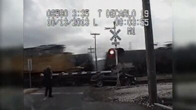 Un coche es arrollado por un tren en Estados Unidos