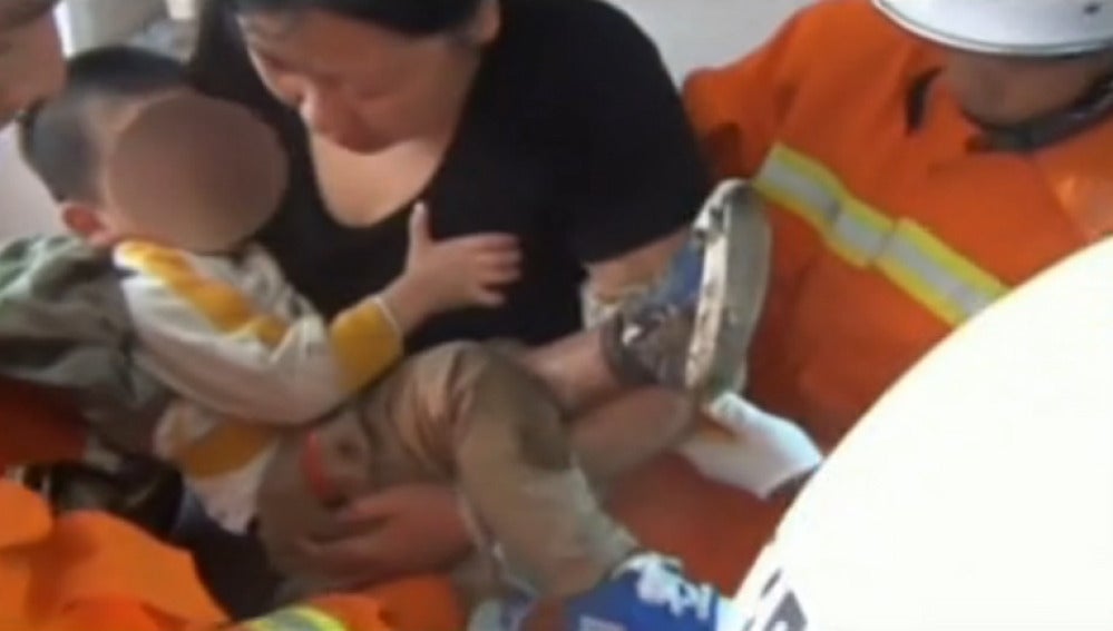 Un niño chino se queda atrapado en el retrete
