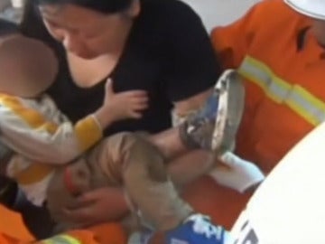 Un niño chino se queda atrapado en el retrete Un niño chino se queda atrapado en el retrete