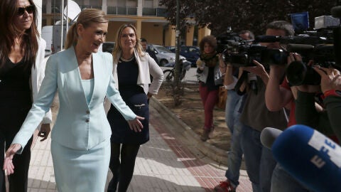 Cristina Cifuentes, a su llegada a la toma posesi&oacute;n de Manuel Quintanar