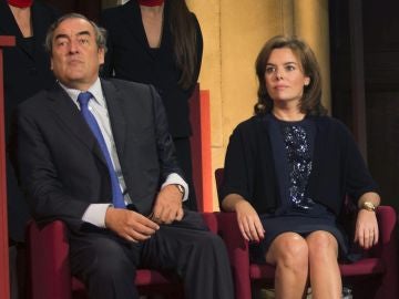 La vicepresidenta del Gobierno, Soraya Sáenz de Santamaría, junto al presidente de la CEOE, Juan Rosell 