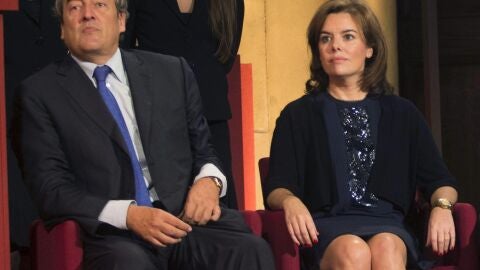 La vicepresidenta del Gobierno, Soraya S&aacute;enz de Santamar&iacute;a, junto al presidente de la CEOE, Juan Rosell 