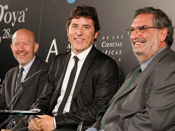 Manel Fuentes con el presidente y el director de la Academia de Cine