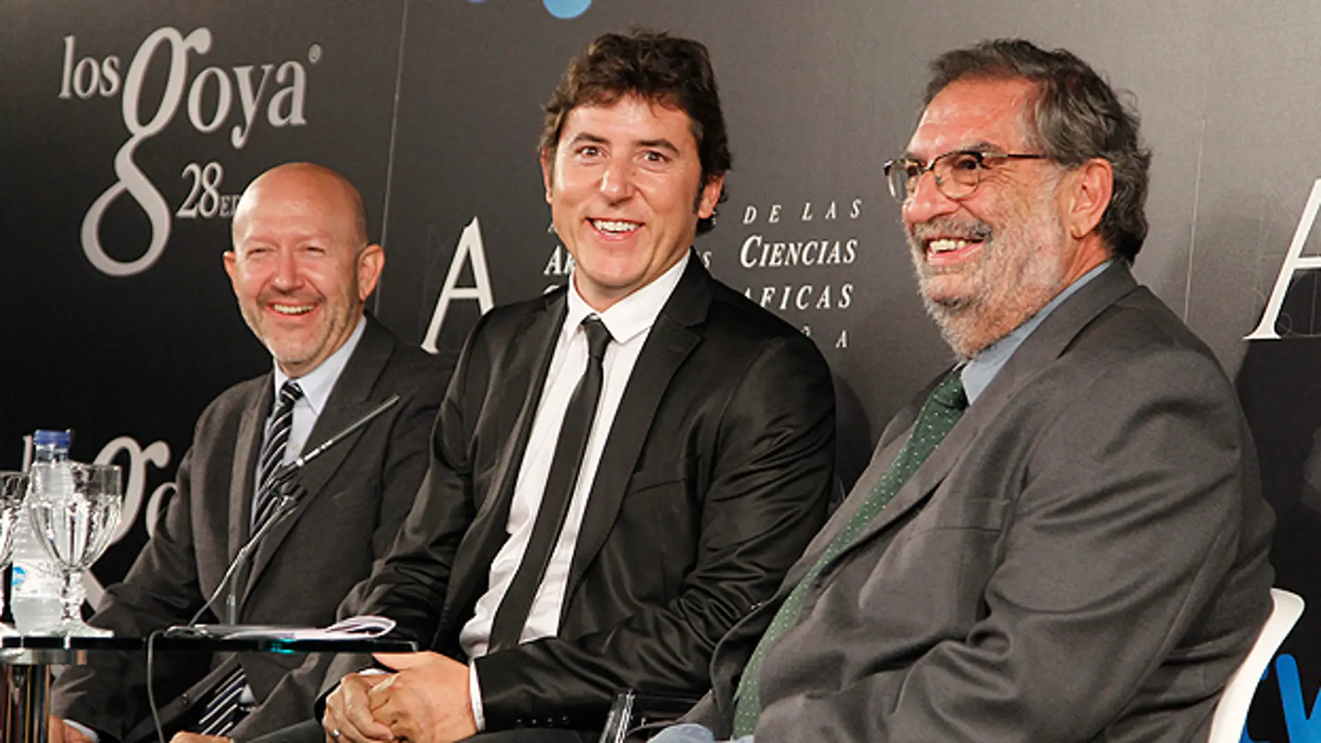 Manel Fuentes con el presidente y el director de la Academia de Cine