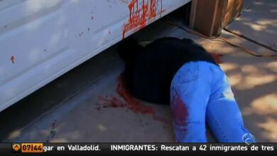 Un hombre finge estar muerto frente a su casa para asustar a sus vecinos