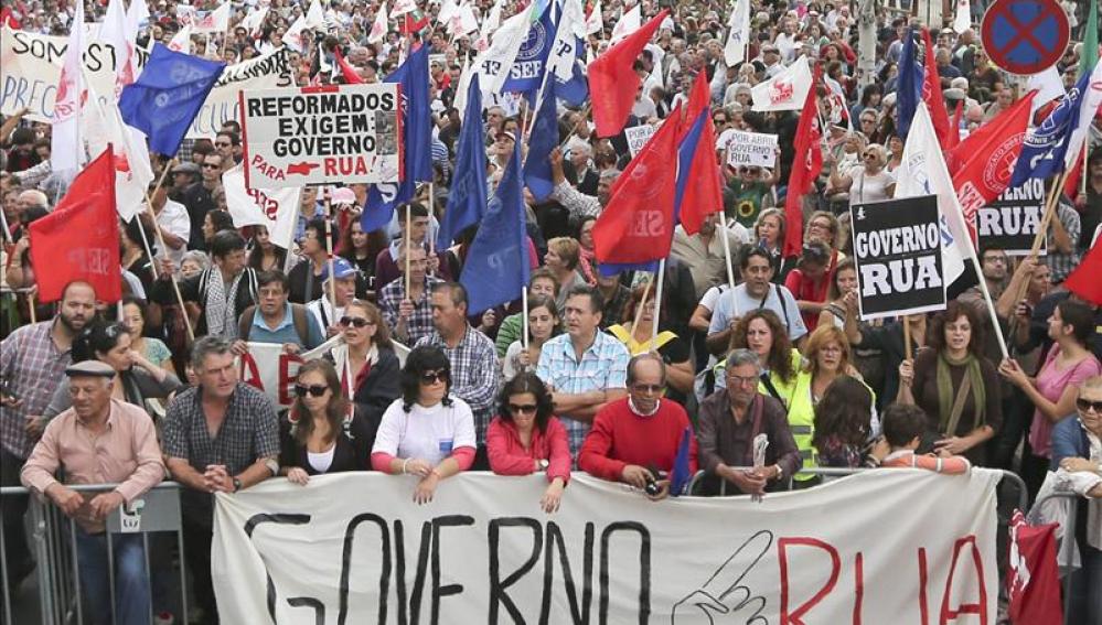 Miles de manifestantes protestan en Portugal contra los recortes