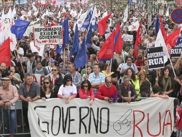 Miles de manifestantes protestan en Portugal contra los recortes