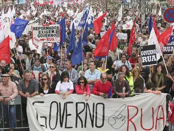 Miles de manifestantes protestan en Portugal contra los recortes Miles de manifestantes protestan en Portugal contra los recortes