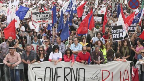 Miles de manifestantes protestan en Portugal contra los recortes