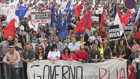 Miles de manifestantes protestan en Portugal contra los recortes Miles de manifestantes protestan en Portugal contra los recortes