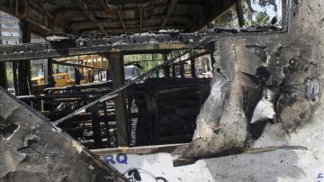 Así quedó un vehículo tras el atentado en Siria