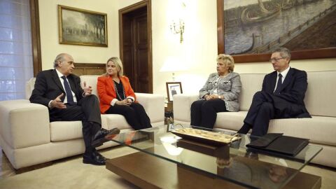 Los ministros Jorge Fern&aacute;ndez D&iacute;az y Alberto Ruiz-Gallard&oacute;n, junto a Mari Mar Blanco y &Aacute;ngeles Pedraza, 