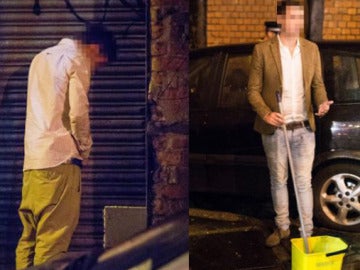 Un joven orina en la calle y otro limpia
