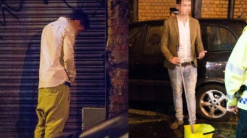 Un joven orina en la calle y otro limpia