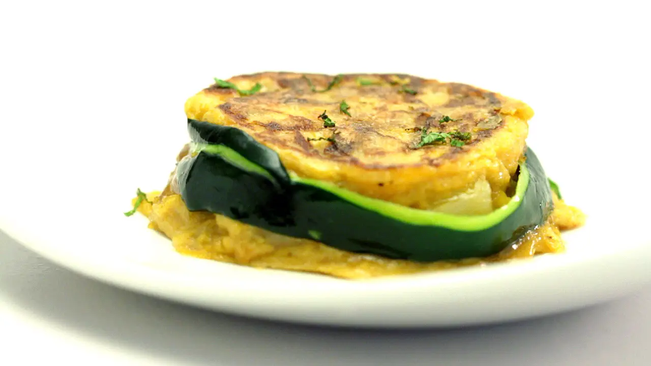 Tortilla de patatas con cebolla confitada en módena