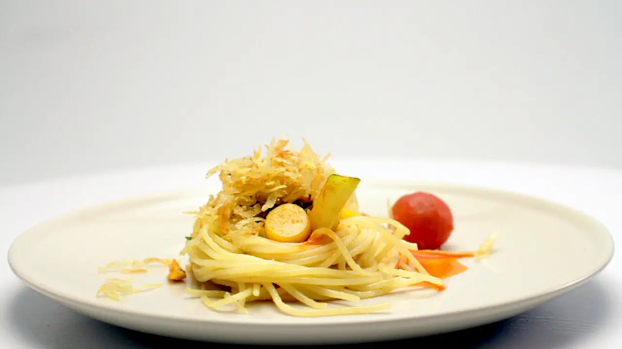 Espaguetis patosos con salsa de pollo y tomate