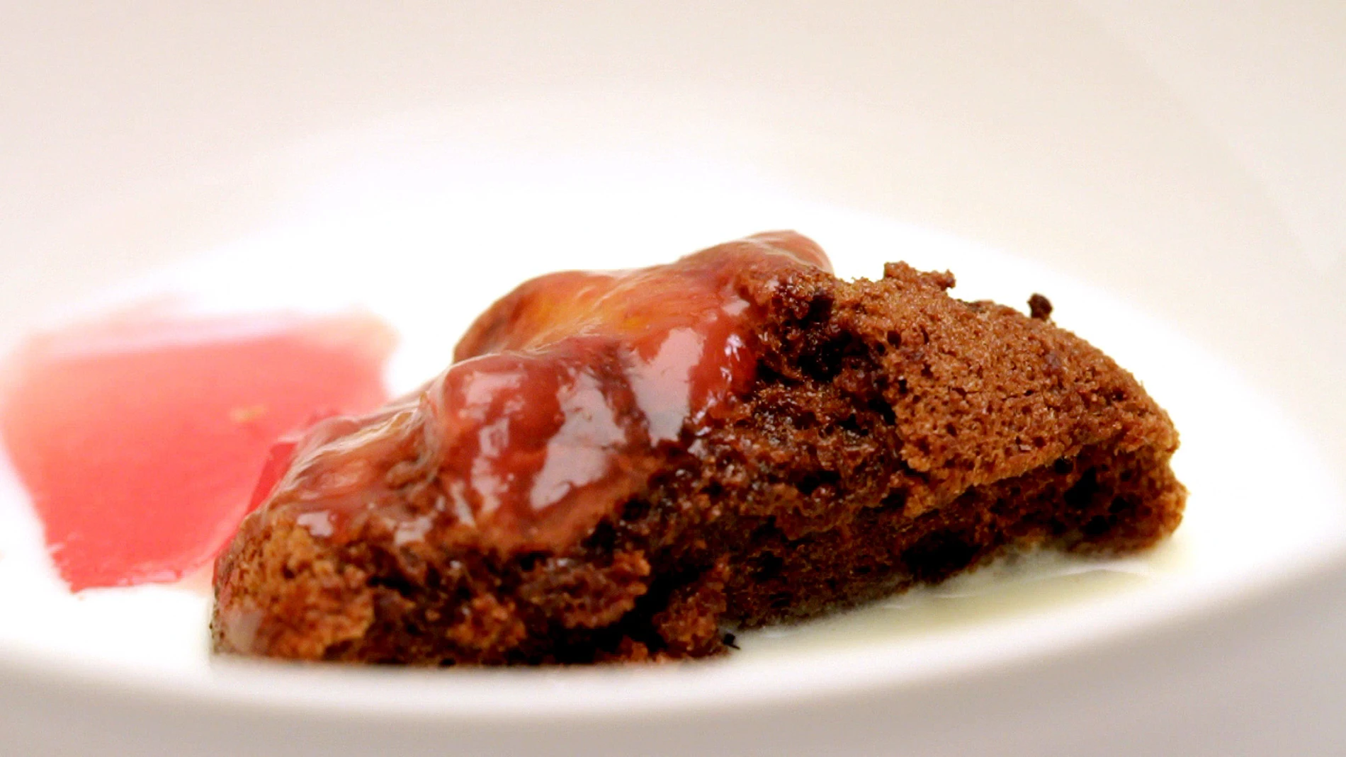 Isla flotante de chocolate, con tesoro de sandía