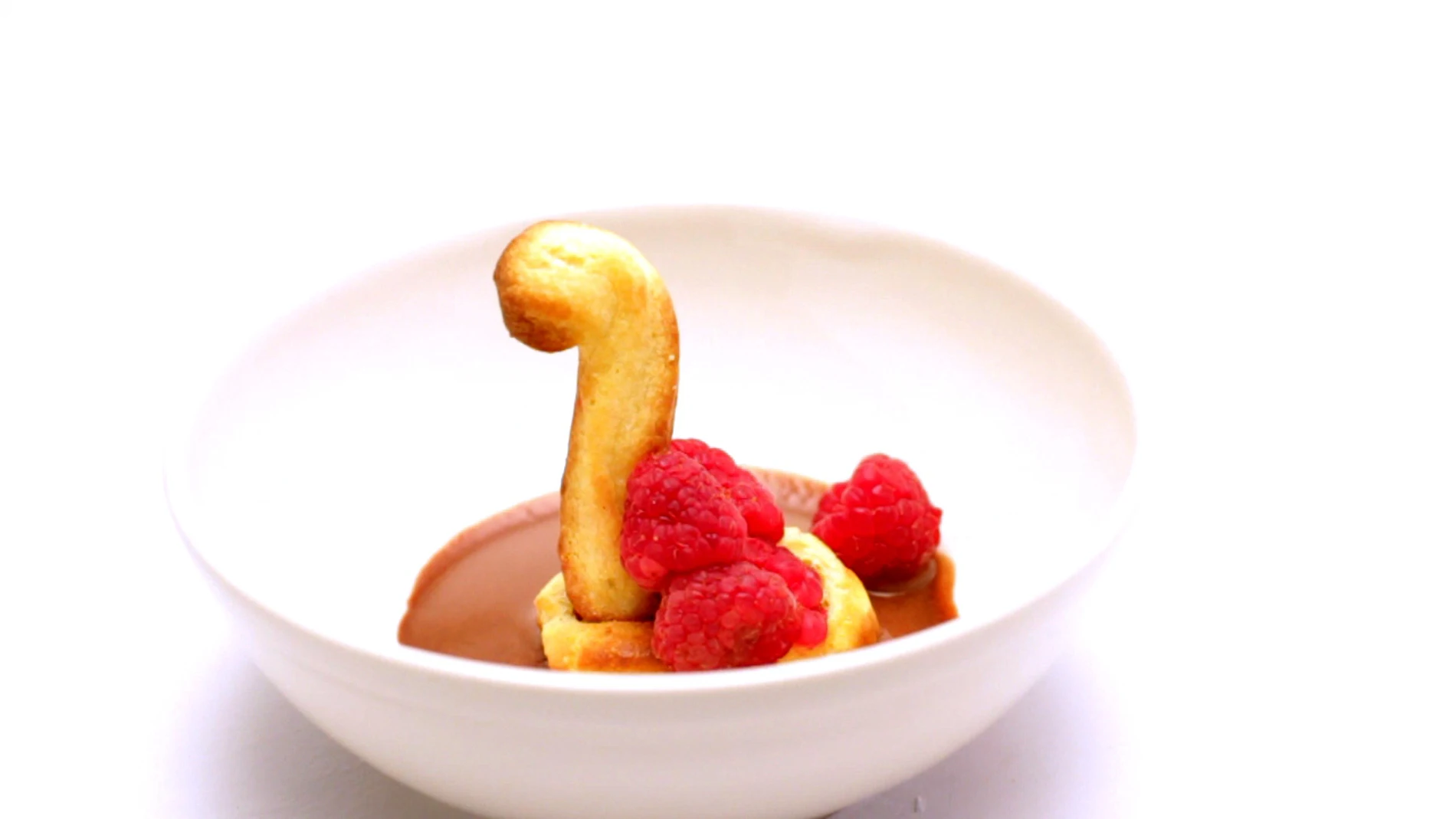 Cisne de nata con frambuesas y salsa de chocolate