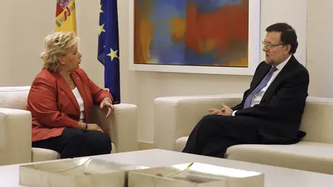 Rajoy recibe en Moncloa a la presidenta de la AVT Rajoy recibe en Moncloa a la presidenta de la AVT