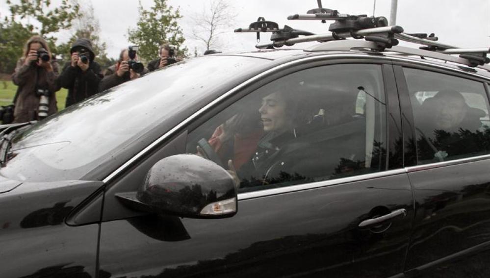 Inés del Rio en el interior del vehículo tras su salida de prisión.