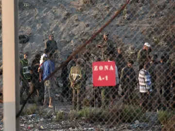 Nuevo intento de un centenar de inmigrantes de asaltar la frontera. Nuevo intento de un centenar de inmigrantes de asaltar la frontera.