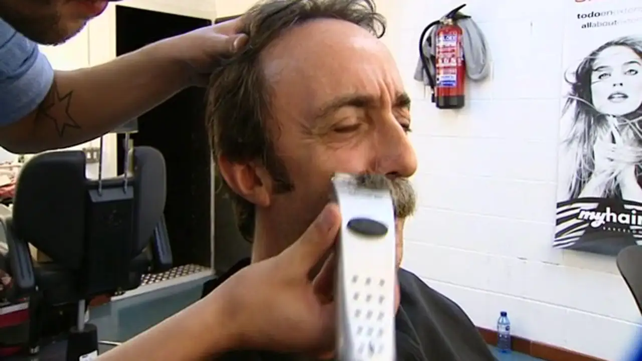 Santi se quita su bigote de 30 años