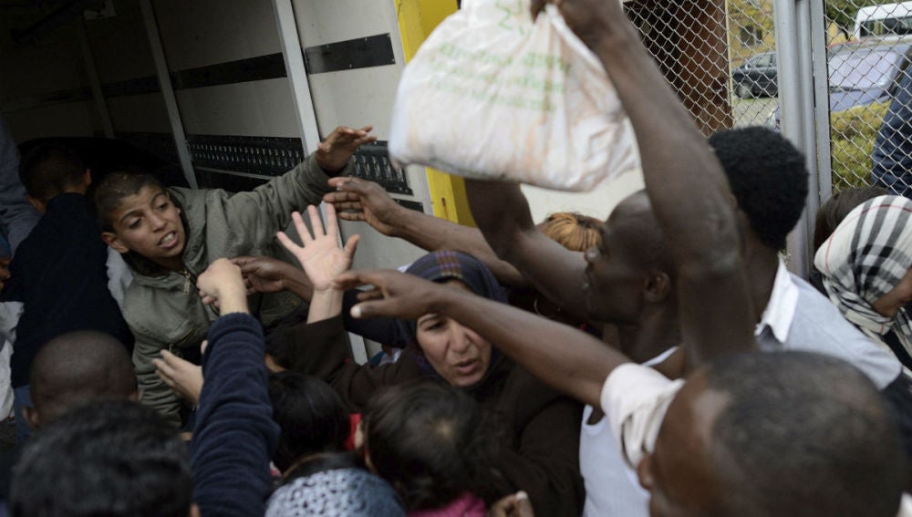Refugiados sirios acuden a por paquetes de comida