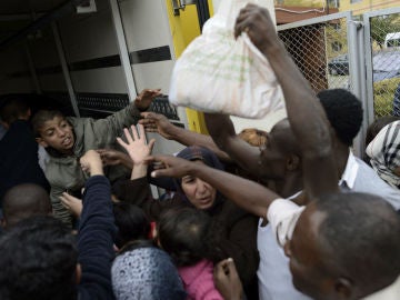 Refugiados sirios acuden a por paquetes de comida Refugiados sirios acuden a por paquetes de comida