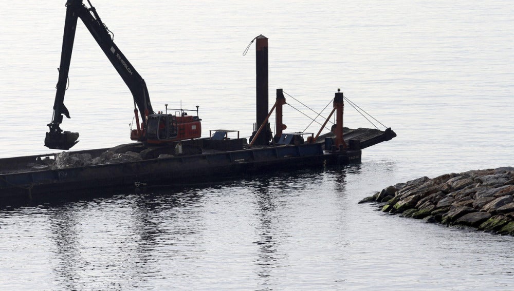 Un barco deja piedra en Gibraltar