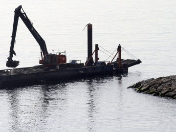 Un barco deja piedra en Gibraltar