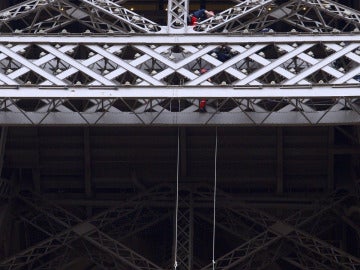 Un activista de Greenpeace colgado de la Torre Eiffel