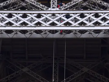 Un activista de Greenpeace colgado de la Torre Eiffel Un activista de Greenpeace colgado de la Torre Eiffel